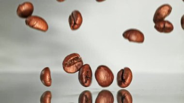 Süper yavaş çekimde dumanlı kahve çekirdekleri. 1000 fps 'de yüksek hızlı bir kamerayla çekildi. Yüksek kaliteli FullHD görüntüler