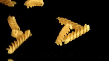 Süper yavaş çekim fusilli makarna kuru. 1000 fps 'de yüksek hızlı bir kamerayla çekildi. Yüksek kaliteli FullHD görüntüler