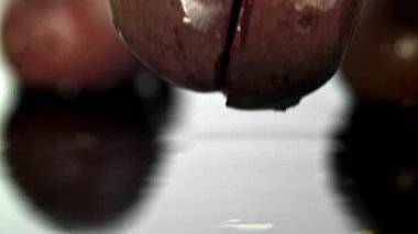 Süper yavaş çekim tutku meyveleri. 1000 fps 'de yüksek hızlı bir kamerayla çekildi. Yüksek kaliteli FullHD görüntüler