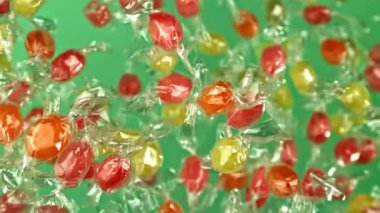 Süper yavaş çekimde çok renkli lolipoplar. 1000 fps 'de yüksek hızlı bir kamerayla çekildi. Yüksek kaliteli FullHD görüntüler