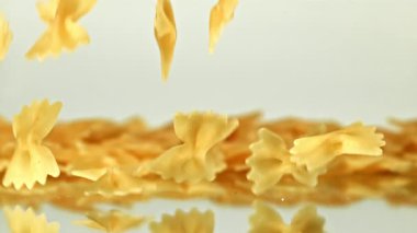 Süper yavaş çekimde kuru farfalle makarna. 1000 fps 'de yüksek hızlı bir kamerayla çekildi. Yüksek kaliteli FullHD görüntüler