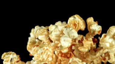 Süper yavaş çekimde uçan patlamış mısır. 1000 fps 'de yüksek hızlı bir kamerayla çekildi. Yüksek kaliteli FullHD görüntüler