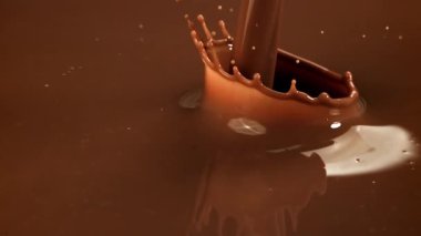 Süper yavaş çekimde sıvı siyah çikolata sıçraması. 1000 fps 'de yüksek hızlı bir kamerayla çekildi. Yüksek kaliteli FullHD görüntüler