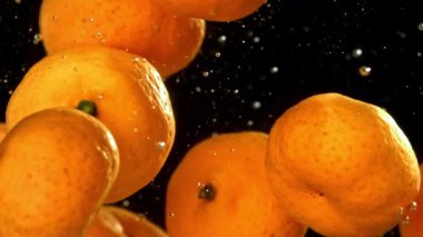 Süper yavaş çekimde taze mandalina. 1000 fps 'de yüksek hızlı bir kamerayla çekildi. Yüksek kaliteli FullHD görüntüler