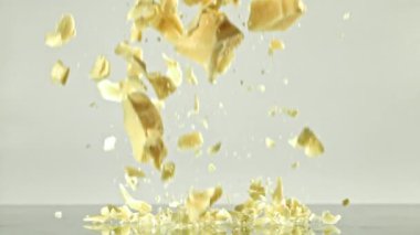 Süper yavaş çekimde beyaz çikolata parçaları. 1000 fps 'de yüksek hızlı bir kamerayla çekildi. Yüksek kaliteli FullHD görüntüler