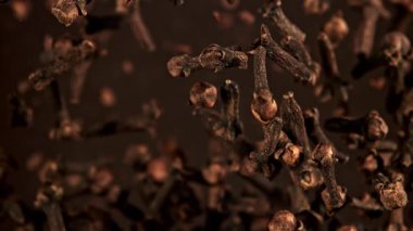 Süper yavaş çekim karanfil baharatları. 1000 fps 'de yüksek hızlı bir kamerayla çekildi. Yüksek kaliteli FullHD görüntüler