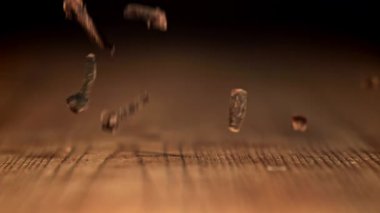 Süper yavaş çekim karanfil baharatları. 1000 fps 'de yüksek hızlı bir kamerayla çekildi. Yüksek kaliteli FullHD görüntüler