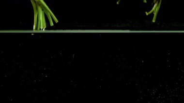 Süper yavaş çekimde taze havuç. 1000 fps 'de yüksek hızlı bir kamerayla çekildi. Yüksek kaliteli FullHD görüntüler