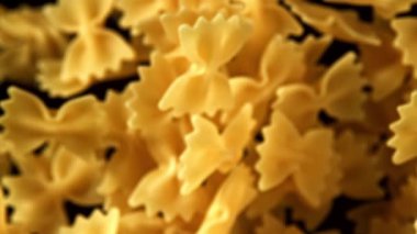 Süper yavaş çekimde uçan kuru farfalle makarna. 1000 fps 'de yüksek hızlı bir kamerayla çekildi. Yüksek kaliteli FullHD görüntüler