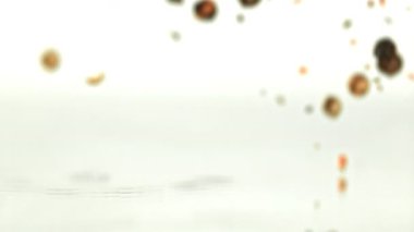 Süper yavaş çekimde biber. 1000 fps 'de yüksek hızlı bir kamerayla çekildi. Yüksek kaliteli FullHD görüntüler