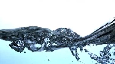 Süper yavaş çekimde hava kabarcıklı mavi su dalgaları. 1000 fps 'de yüksek hızlı bir kamerayla çekildi. Yüksek kaliteli FullHD görüntüler