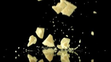 Süper yavaş çekimde beyaz çikolata parçaları. 1000 fps 'de yüksek hızlı bir kamerayla çekildi. Yüksek kaliteli FullHD görüntüler