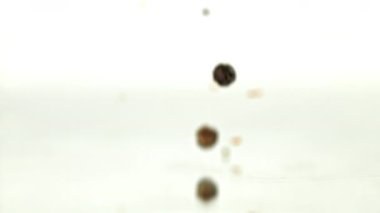 Süper yavaş çekimde biber. 1000 fps 'de yüksek hızlı bir kamerayla çekildi. Yüksek kaliteli FullHD görüntüler