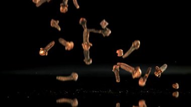 Süper yavaş çekim karanfil baharatları. 1000 fps 'de yüksek hızlı bir kamerayla çekildi. Yüksek kaliteli FullHD görüntüler