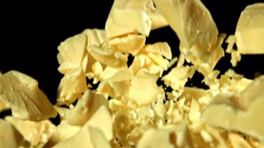 Süper yavaş çekimde beyaz çikolata parçaları. 1000 fps 'de yüksek hızlı bir kamerayla çekildi. Yüksek kaliteli FullHD görüntüler