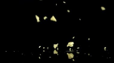 Süper yavaş çekimde beyaz çikolata parçaları. 1000 fps 'de yüksek hızlı bir kamerayla çekildi. Yüksek kaliteli FullHD görüntüler