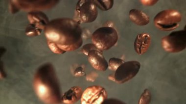 Süper yavaş çekimde dumanlı kahve çekirdekleri. 1000 fps 'de yüksek hızlı bir kamerayla çekildi. Yüksek kaliteli FullHD görüntüler