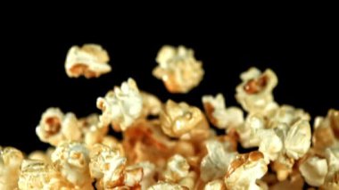 Süper yavaş çekimde uçan patlamış mısır. 1000 fps 'de yüksek hızlı bir kamerayla çekildi. Yüksek kaliteli FullHD görüntüler