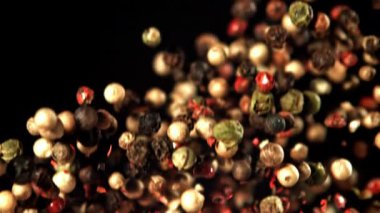 Süper yavaş çekimde biber. 1000 fps 'de yüksek hızlı bir kamerayla çekildi. Yüksek kaliteli FullHD görüntüler