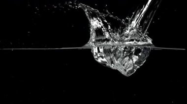 Süper yavaş çekim suyu hava kabarcıklarıyla sıçrar. 1000 fps 'de yüksek hızlı bir kamerayla çekildi. Yüksek kaliteli FullHD görüntüler