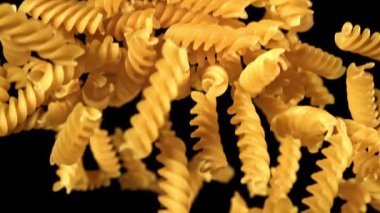 Süper yavaş çekimde uçan fusilli makarna kurudu. 1000 fps 'de yüksek hızlı bir kamerayla çekildi. Yüksek kaliteli FullHD görüntüler