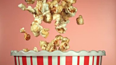 Süper yavaş çekimde uçan patlamış mısır. 1000 fps 'de yüksek hızlı bir kamerayla çekildi. Yüksek kaliteli FullHD görüntüler