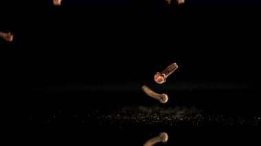 Süper yavaş çekim karanfil baharatları. 1000 fps 'de yüksek hızlı bir kamerayla çekildi. Yüksek kaliteli FullHD görüntüler