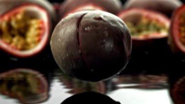 Süper yavaş çekim tutku meyveleri. 1000 fps 'de yüksek hızlı bir kamerayla çekildi. Yüksek kaliteli FullHD görüntüler