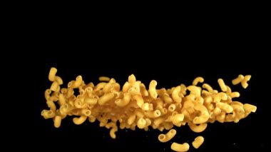 Süper yavaş çekimde uçan kuru makarna. 1000 fps 'de yüksek hızlı bir kamerayla çekildi. Yüksek kaliteli FullHD görüntüler