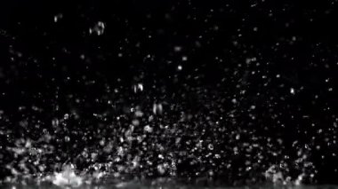 Süper yavaş çekim yağmur damlaları. 1000 fps 'de yüksek hızlı bir kamerayla çekildi. Yüksek kaliteli FullHD görüntüler