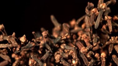 Süper yavaş çekim karanfil baharatları. 1000 fps 'de yüksek hızlı bir kamerayla çekildi. Yüksek kaliteli FullHD görüntüler