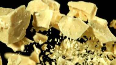 Süper yavaş çekimde beyaz çikolata parçaları. 1000 fps 'de yüksek hızlı bir kamerayla çekildi. Yüksek kaliteli FullHD görüntüler