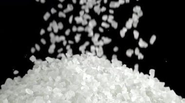 Çok yavaş çekimde düşen deniz tuzu. 1000 fps 'de yüksek hızlı bir kamerayla çekildi. Yüksek kaliteli FullHD görüntüler