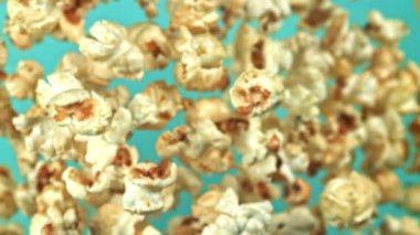 Süper yavaş çekimde uçan patlamış mısır. 1000 fps 'de yüksek hızlı bir kamerayla çekildi. Yüksek kaliteli FullHD görüntüler