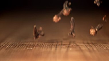 Süper yavaş çekim karanfil baharatları. 1000 fps 'de yüksek hızlı bir kamerayla çekildi. Yüksek kaliteli FullHD görüntüler