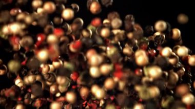 Süper yavaş çekimde biber. 1000 fps 'de yüksek hızlı bir kamerayla çekildi. Yüksek kaliteli FullHD görüntüler