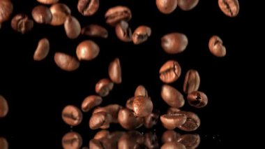 Süper yavaş çekimde kavrulmuş kahve çekirdekleri. 1000 fps 'de yüksek hızlı bir kamerayla çekildi. Yüksek kaliteli FullHD görüntüler