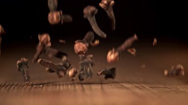 Süper yavaş çekim karanfil baharatları. 1000 fps 'de yüksek hızlı bir kamerayla çekildi. Yüksek kaliteli FullHD görüntüler