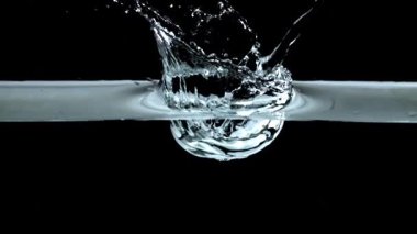 Süper yavaş çekim suyu hava kabarcıklarıyla sıçrar. 1000 fps 'de yüksek hızlı bir kamerayla çekildi. Yüksek kaliteli FullHD görüntüler