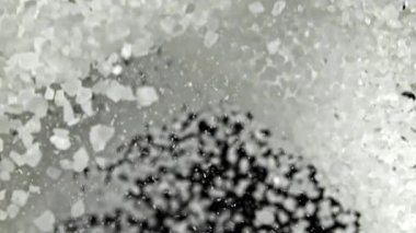 Çok yavaş çekimde düşen deniz tuzu. 1000 fps 'de yüksek hızlı bir kamerayla çekildi. Yüksek kaliteli FullHD görüntüler