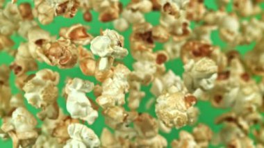 Süper yavaş çekimde uçan patlamış mısır. 1000 fps 'de yüksek hızlı bir kamerayla çekildi. Yüksek kaliteli FullHD görüntüler