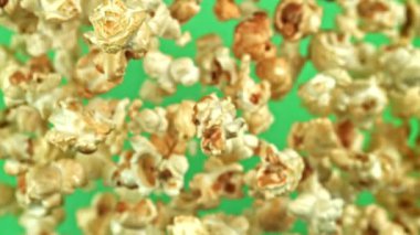 Süper yavaş çekimde uçan patlamış mısır. 1000 fps 'de yüksek hızlı bir kamerayla çekildi. Yüksek kaliteli FullHD görüntüler