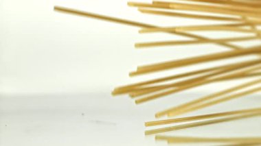 Süper yavaş çekimde makarna. 1000 fps 'de yüksek hızlı bir kamerayla çekildi. Yüksek kaliteli FullHD görüntüler