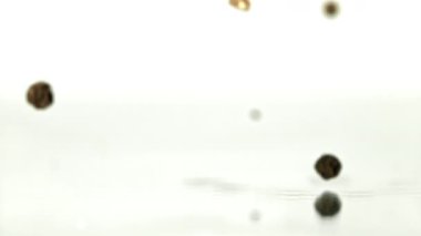 Süper yavaş çekimde biber. 1000 fps 'de yüksek hızlı bir kamerayla çekildi. Yüksek kaliteli FullHD görüntüler