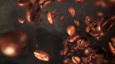 Süper yavaş çekimde dumanlı kahve çekirdekleri. 1000 fps 'de yüksek hızlı bir kamerayla çekildi. Yüksek kaliteli FullHD görüntüler