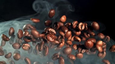 Süper yavaş çekimde dumanlı kahve çekirdekleri. 1000 fps 'de yüksek hızlı bir kamerayla çekildi. Yüksek kaliteli FullHD görüntüler