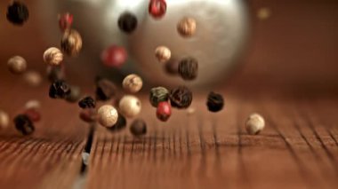 Süper yavaş çekimde biber. 1000 fps 'de yüksek hızlı bir kamerayla çekildi. Yüksek kaliteli FullHD görüntüler