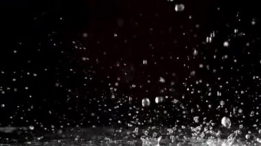 Süper yavaş çekim yağmur damlaları. 1000 fps 'de yüksek hızlı bir kamerayla çekildi. Yüksek kaliteli FullHD görüntüler