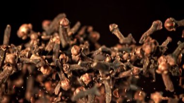 Süper yavaş çekim karanfil baharatları. 1000 fps 'de yüksek hızlı bir kamerayla çekildi. Yüksek kaliteli FullHD görüntüler