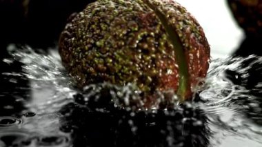 Süper yavaş çekim taze avokado ve damlalar. 1000 fps 'de yüksek hızlı bir kamerayla çekildi. Yüksek kaliteli FullHD görüntüler